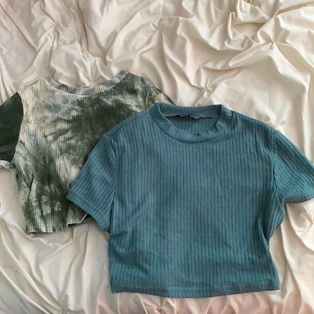 2 Crop tops